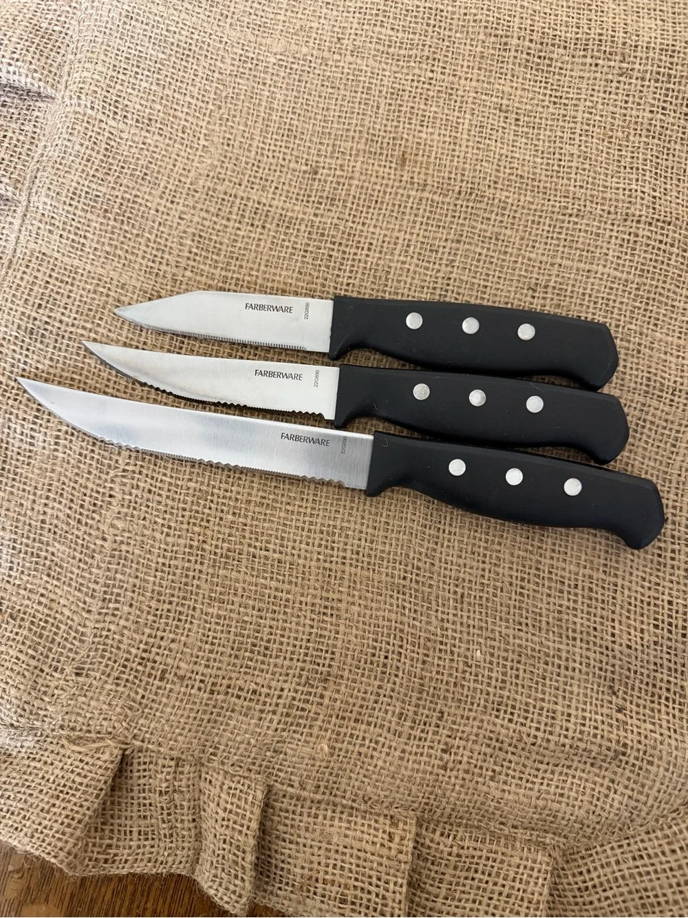 3️⃣ Farberware Black-Handled Kitchen Utility Knives 🔪